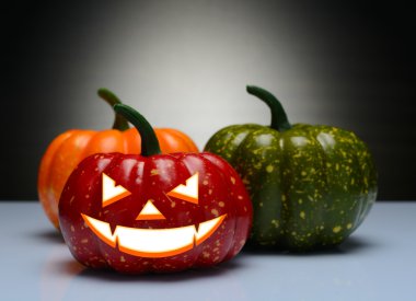 Üç Halloween korkunç yüzü ile kabak