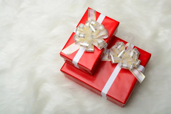 Twee rode dozen met geschenken — Stockfoto