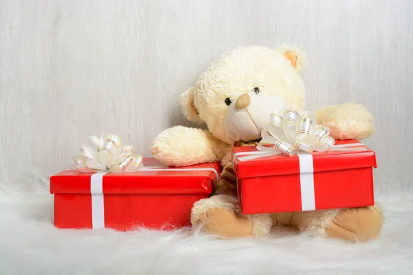 Teddy bear in santa hat with gifts — Stock Photo, Image