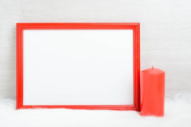 Kırmızı çerçeve ve mum