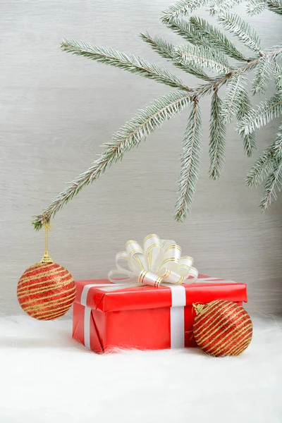Caja de regalo roja y bola de decoración de Navidad — Foto de Stock
