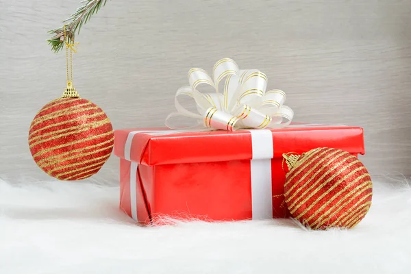 Rote Geschenkschachtel und Weihnachtsdeko-Kugel — Stockfoto