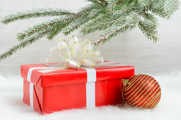 Caja de regalo roja y bola de decoración de Navidad — Foto de Stock