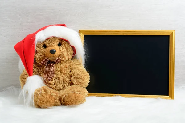 Teddybeer naast de afbeelding in het frame — Stockfoto