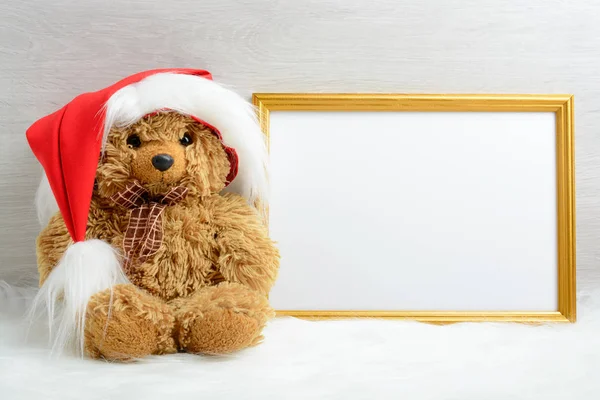 Teddybeer naast de afbeelding in het frame — Stockfoto