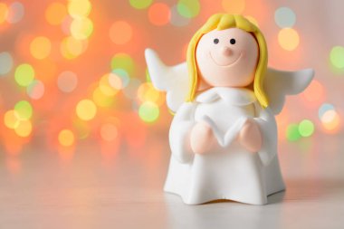 Oyuncak melek elinde kitapla