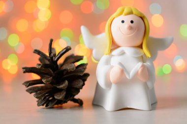 Oyuncak melek elinde kitapla