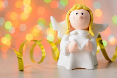 Oyuncak melek elinde kitapla