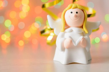 Oyuncak melek elinde kitapla