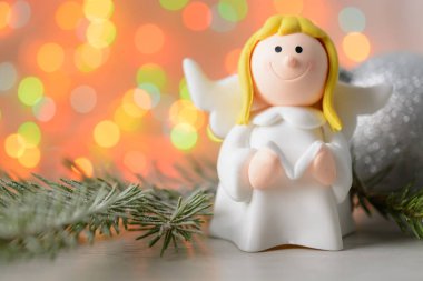 Oyuncak melek elinde kitapla