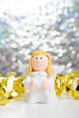 Oyuncak melek elinde kitapla