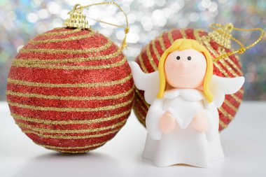 Oyuncak melek elinde kitapla