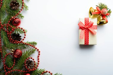 Çam dalları, kırmızı boncuklar ve hediye kutusu