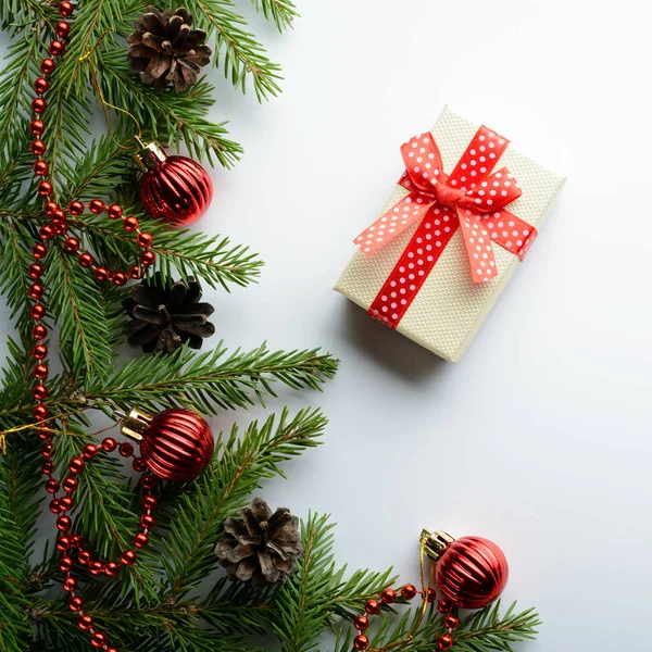 Ramas de abeto, cuentas rojas y caja de regalo — Foto de Stock