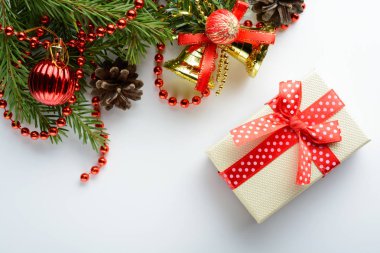 Noel dekorasyon bell, çam kozalakları ve şube