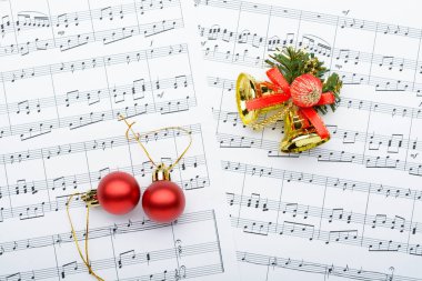 Notlar sayfasında yalan Noel süsleri