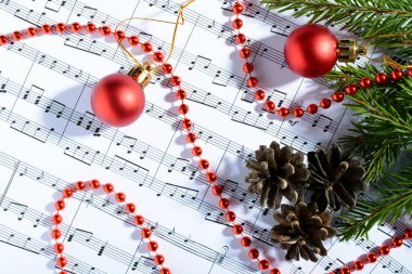 Notlar sayfasında yalan Noel süsleri