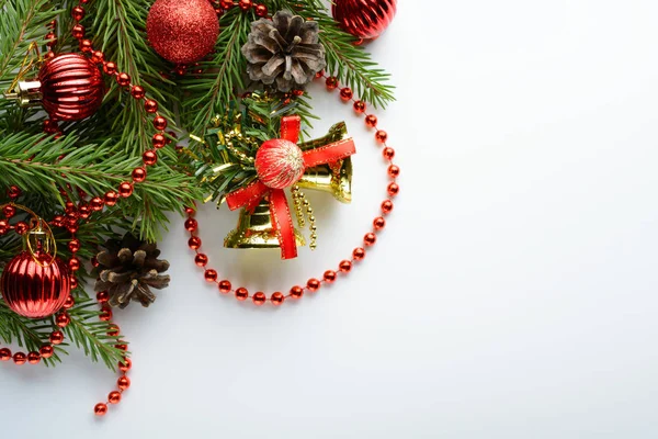 Noel dekorasyon bell, çam kozalakları ve şube — Stok fotoğraf