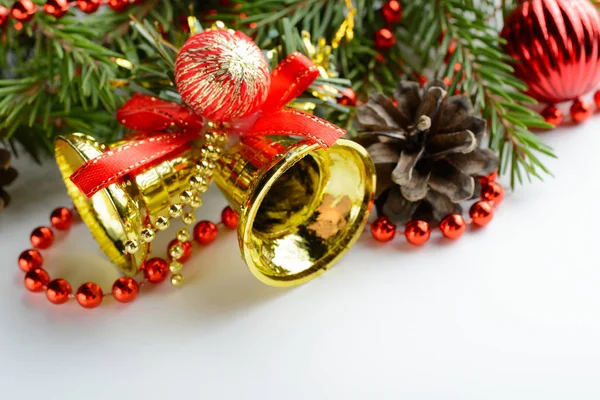 Jul dekoration bell, kottar och gren — Stockfoto