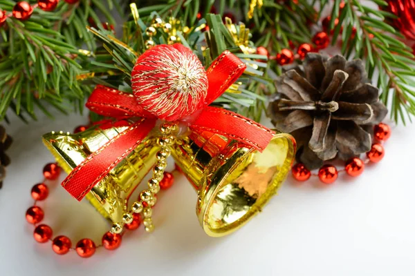 Sino de decoração de Natal, cones de pinho e ramo — Fotografia de Stock