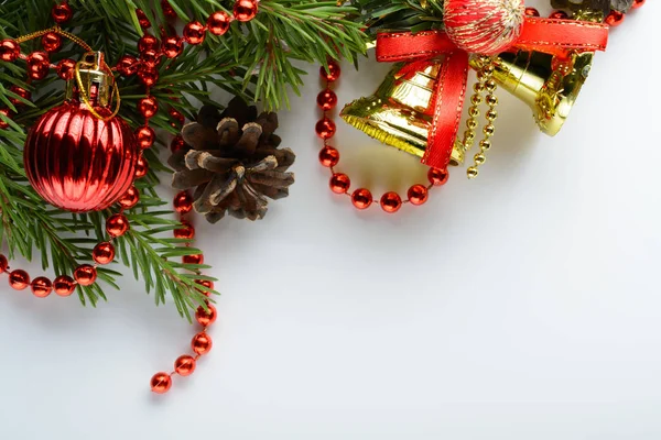 Sino de decoração de Natal, cones de pinho e ramo — Fotografia de Stock