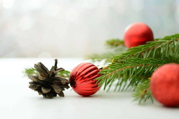 Різдвяна прикраса м'яч, сосновий конус і гілка — стокове фото