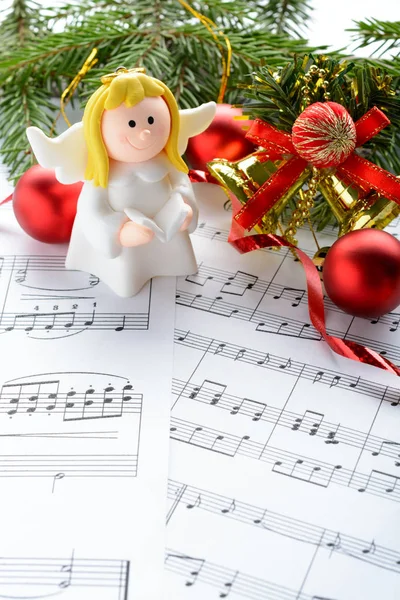 Decorações de Natal, figuras de anjos e notas — Fotografia de Stock