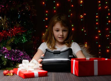 Kız bir Noel mevcut sanal gözlük aldım