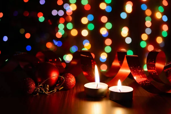 Brinnande ljus på ett bord med julpynt — Stockfoto