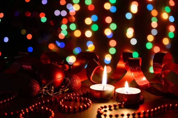 Candela accesa su un tavolo con decorazioni natalizie — Foto Stock