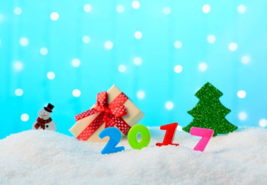 Noel dekorasyon kardan adam ve ağaç karda