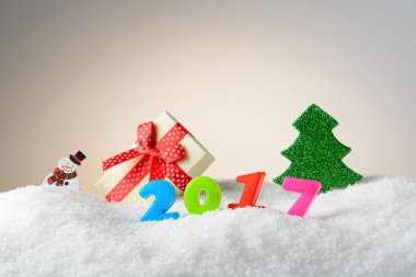 Noel dekorasyon kardan adam ve ağaç karda