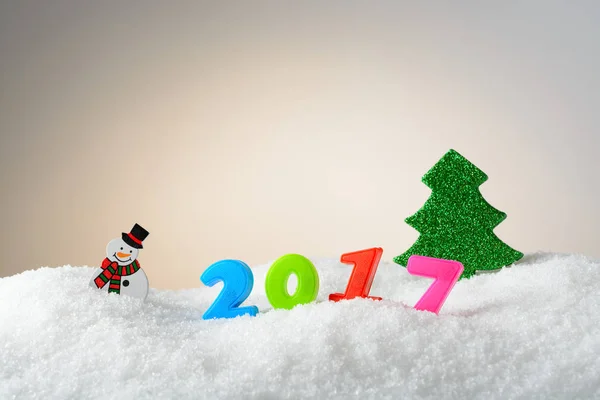Kerst decoratie sneeuwpop en boom in de sneeuw — Stockfoto