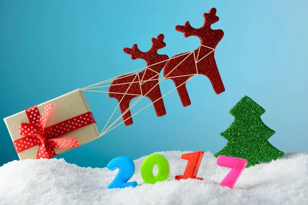 Kerst decoratie herten voeren een doos van de gift — Stockfoto