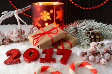 Yeni yıl süslemeleri ile bir hediye kutusu