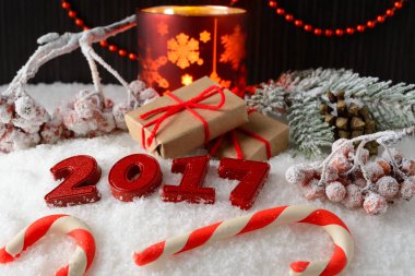 Yeni yıl süslemeleri ile bir hediye kutusu