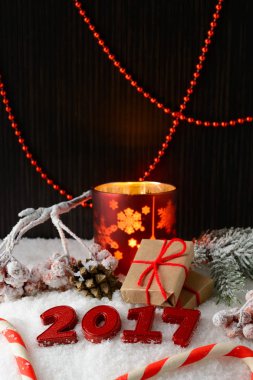 Yeni yıl süslemeleri ile bir hediye kutusu