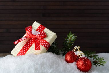 Yeni yıl süslemeleri ile bir hediye kutusu