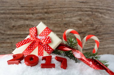 Yeni yıl süslemeleri ile bir hediye kutusu