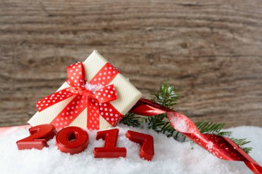 Yeni yıl süslemeleri ile bir hediye kutusu