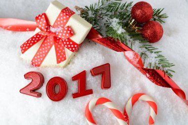 Yeni yıl süslemeleri ile bir hediye kutusu