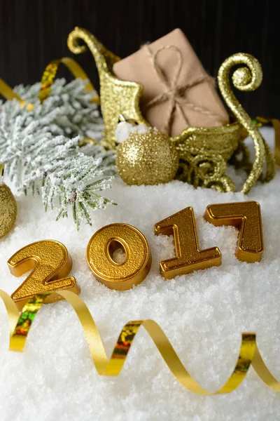 Yeni yıl süslemeleri ile bir hediye kutusu — Stok fotoğraf