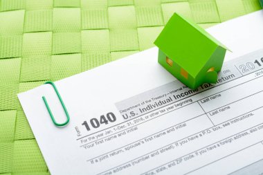 Kağıt ev ve vergi formu