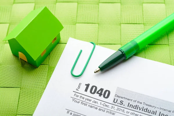 Casa de papel y formulario fiscal — Foto de Stock