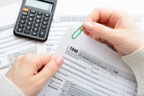 Female hands and tax form — Stock Photo, Image