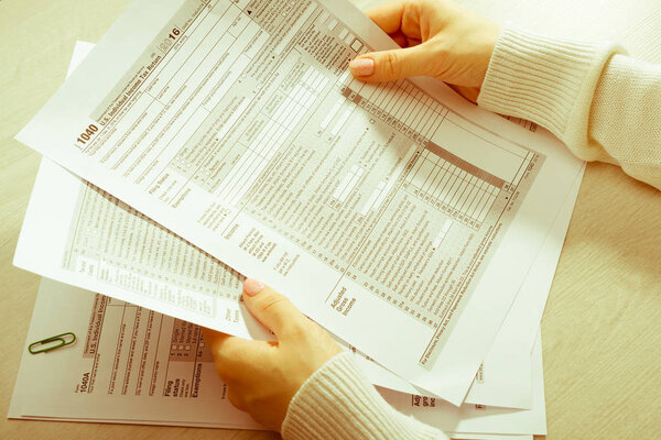 Женские руки и налоговая форма
