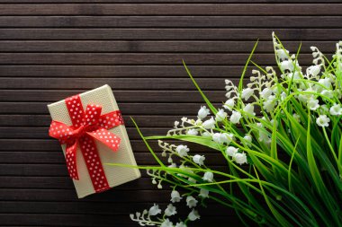 Buket lily vadi ve bir hediye