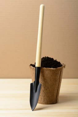 Turba çömlek toprak ve kürek ile