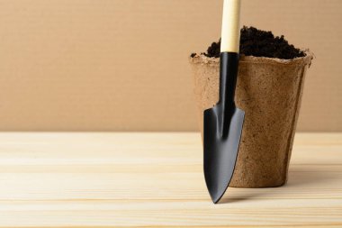 Turba çömlek toprak ve kürek ile