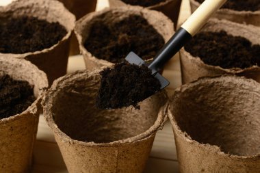 Turba tencere toprak ve kürek ile